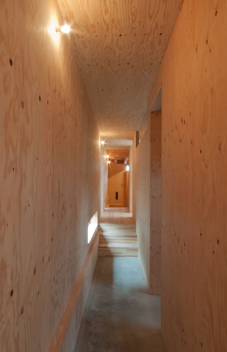 神戸町の家　１階の廊下は床がコンクリート、壁と天井が構造用合板。キキレイなジョイントは大工さんの腕の見せ所でした
