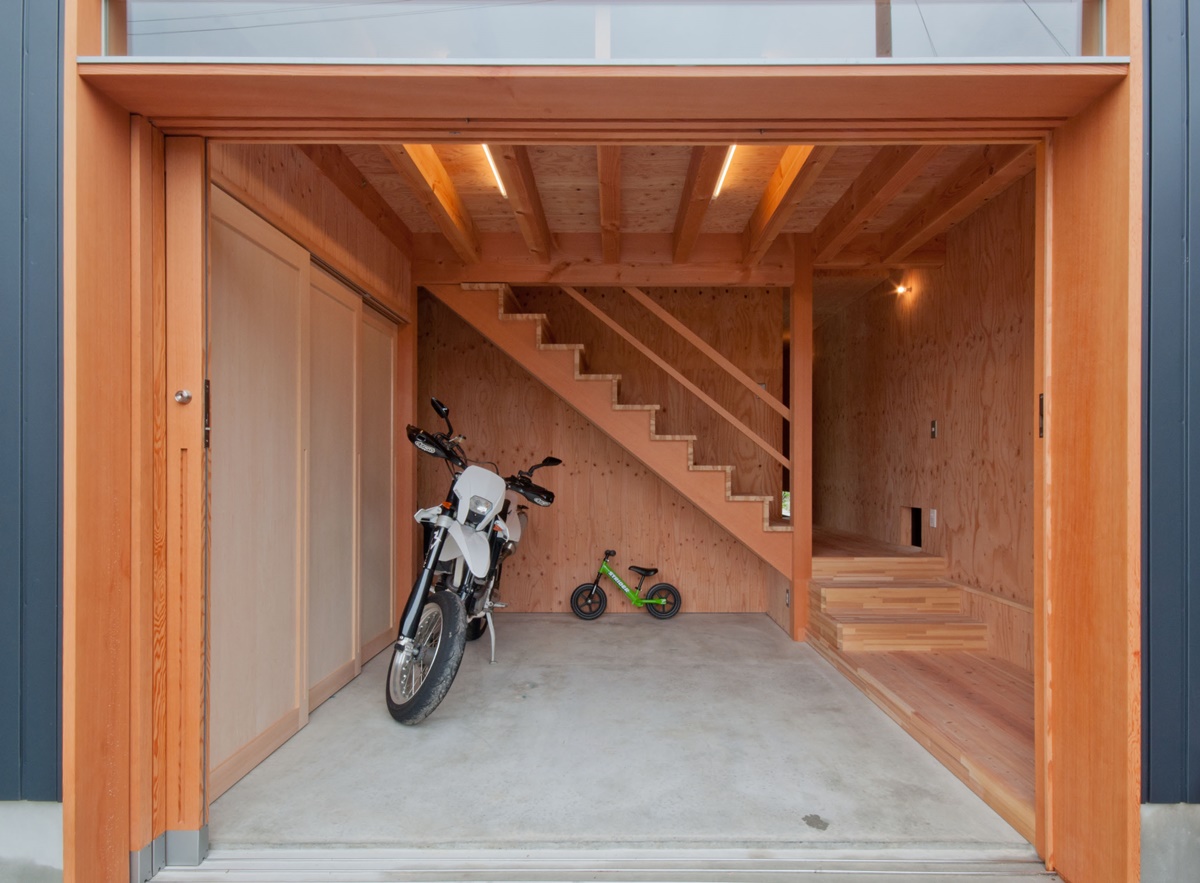 神戸町の家　モタード（バイク）の整備ができるよう玄関は広めの土間空間です