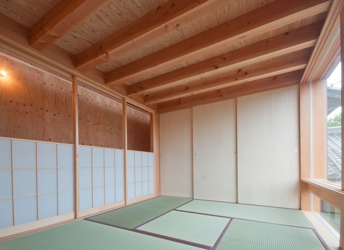 神戸町の家　上部分を下げて腰壁風になる和室の障子　シナ合板の押入扉