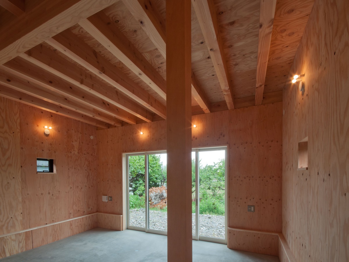 神戸町の家　子供室は梁が現れた天井、構造用合板の壁、土間コンクリートの床、ここにもバイク（モタード）が入るかも
