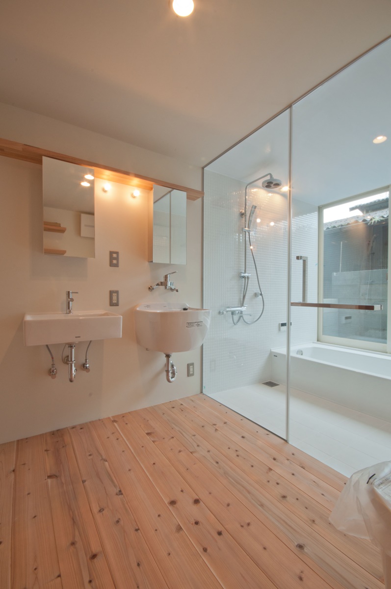 神戸町の家　洗面には洗面器とスロップシンク　浴室はタイル貼　頭から浴びることができるシャワーが気持ちよさそう
