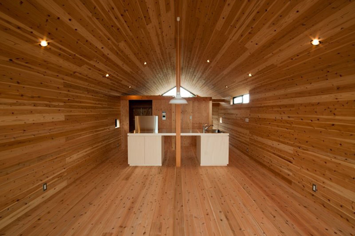 神戸町の家　床、壁、天井の杉板が同じ方向に流れていることによって生まれる奥行感
