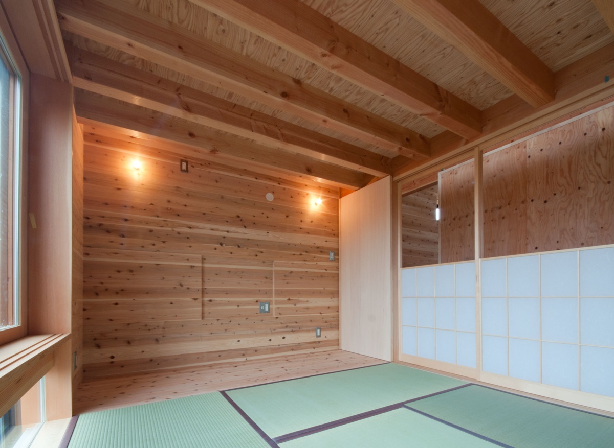 神戸町の家　天井の梁をそのままみせた和室　和室の上はロフトです