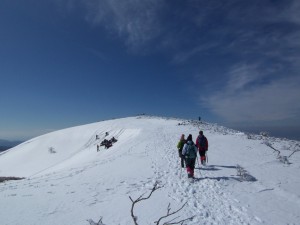 05　霊仙山　雪の上を山頂へ向かう