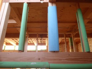 岐阜のFrameWork設計事務所の現場「六地蔵の家」　保護カバー付けた柱　現場監督の心遣いです