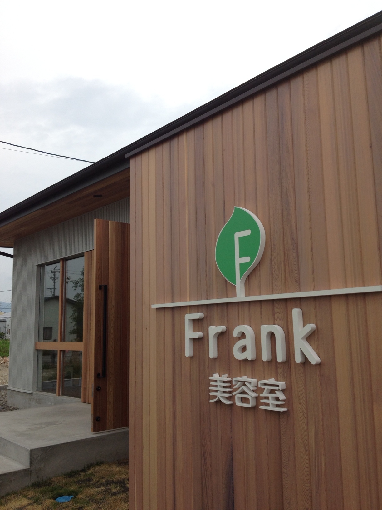岐阜のFrameWork設計事務所の物件「美容室　Frank」に看板が付きました