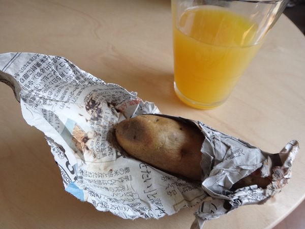 岐阜のFrameWork設計事務所の物件「おやまっのいえ」　１年点検　薪ストーブで調理した安納芋とオレンジジュース