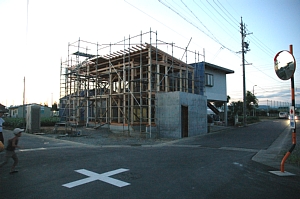 岐阜のFrameWork設計事務所の現場「西中島の家」の上棟　終了　建物の姿が現れました