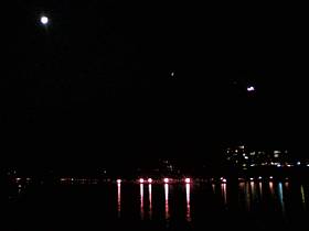 長良川の岸辺からお月見　川面には篝火