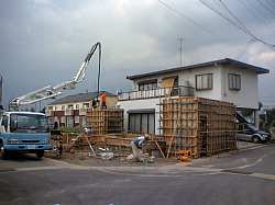 岐阜のFrameWork設計事務所の現場「西中島の家」コンクリート打ち　ポンプ車と現場