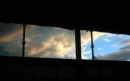 岐阜のFrameWork設計事務所の現場「西中島の家」　ハイサイド窓からの眺め　夕日に照らさせた雲がキレイ