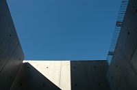 岐阜のFrameWork設計事務所の物件「七郷の家」　お風呂にある中庭から青い空を見上げます。