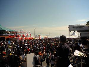 F1日本グランプリ　鈴鹿　会場は人で溢れて大賑わいです　来場者１５万人