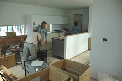 岐阜のFrameWork設計事務所の物件「大野町の家」にトーヨーキッチンのシステムキッチンを取付中