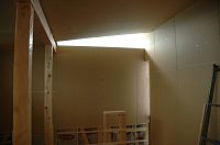 岐阜のFrameWork設計事務所の現場「大野町の家」　天井と壁の切れ間から光が差し込んで壁に当たって広がります。