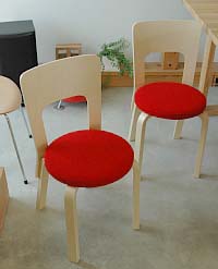 岐阜のFrameWork設計事務所の物件「七郷の家」にヤマギワでアルヴァ・アアルトの椅子がきました。赤い座面がかわいい