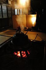 岐阜県の世界遺産白川郷へ 合掌造りの中では囲炉裏で暖を取りながらお茶をいただけます
