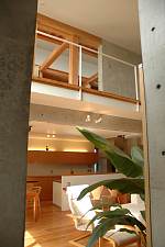 岐阜　FrameWork設計事務所　七郷の家　吹き抜けて開放感のあるリビングを眺める