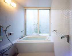 岐阜　FrameWork設計事務所　七郷の家　白いタイル　庭付きで明るいお風呂　