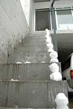 岐阜　FrameWork設計事務所　七郷の家　階段に並ぶ小さい雪だるま